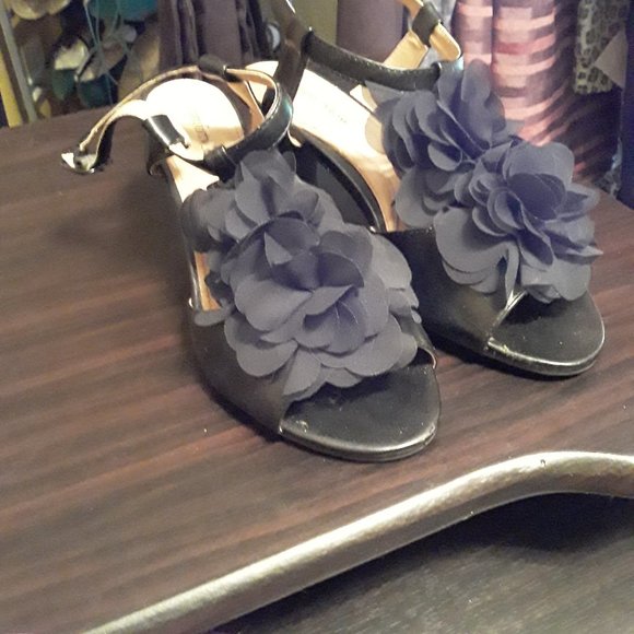 comfortview Shoes - BLACK SHOES WITH FLOWERS, NWOT NEVER WORN